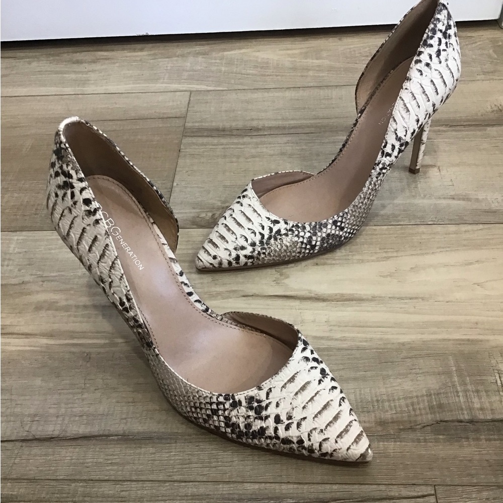 BCBG Snakeskin Embossed Pointy Toe High Heel 9B